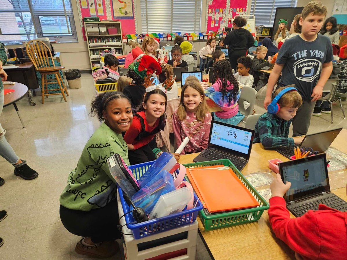 FWCommSchools's tweet photo. Before break, Croninger had a visit from Jim Kelley Career Pathway Center and Amp Lab students who helped students do some critical thinking in coding and robotics. A group of students even completed the Grinch Hour of Code. #DiscoverWhatsWithin #Croninger #Coding #Robotics https://t.co/WZtNJF07ey