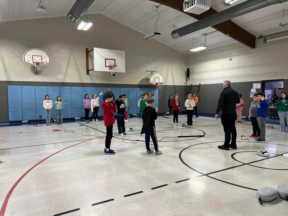 FWCommSchools's tweet photo. Before break, Croninger had a visit from Jim Kelley Career Pathway Center and Amp Lab students who helped students do some critical thinking in coding and robotics. A group of students even completed the Grinch Hour of Code. #DiscoverWhatsWithin #Croninger #Coding #Robotics https://t.co/WZtNJF07ey