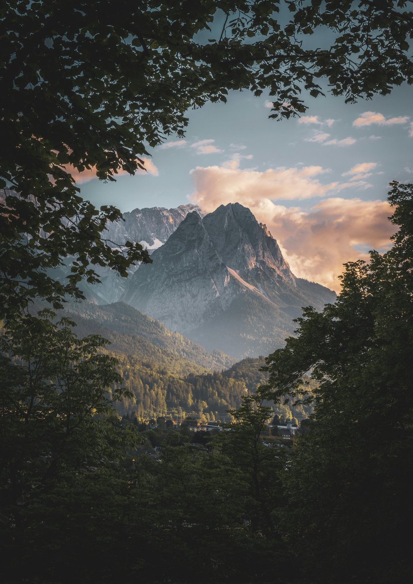 iloveitalyy's tweet photo. #Zugspitze at the #Wetterstein Mountains is the highest mountain in #Germany 🇩🇪 #germanyattack #germanygirl #GermanyChickenShit #GermanyShore #GermanySimplyInspiring 👈🙌💪✨️ https://t.co/mWzO2RaiB2