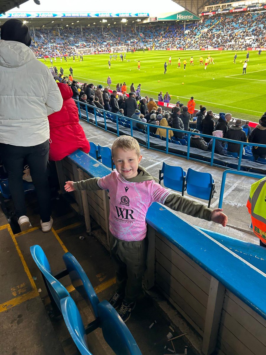 LauraFox2603's tweet photo. @Rovers My little lad be buzzing with that ending! https://t.co/6MHb0C2v3y