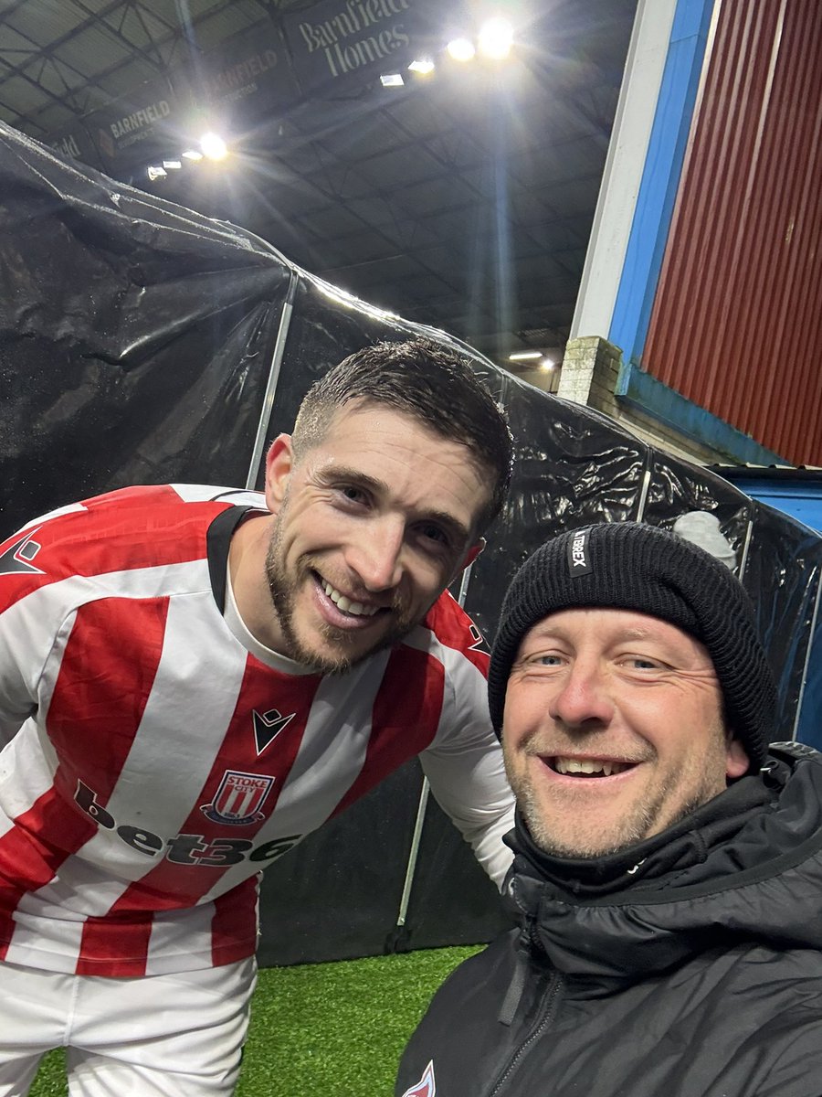 Gerrin <a href="/LyndenGooch/">Lynden Gooch</a> lad!!  Had my buys over from ABQ watching some games and had to sneak a selfie with the legend himself. Now time to watch the lads!! #hawaythelads <a href="/SAFC_NASA/">SAFC-NASA</a>