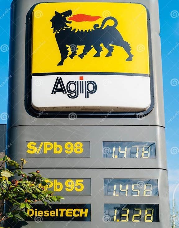 275_fx's tweet photo. Friends where can I find this Petro station? I got to report to work tomorrow and all hope rests on this ka fuel voucher I won during end of year team building. Been to a number of rich neighborhoods sigilaba....! https://t.co/AyE7We11l6