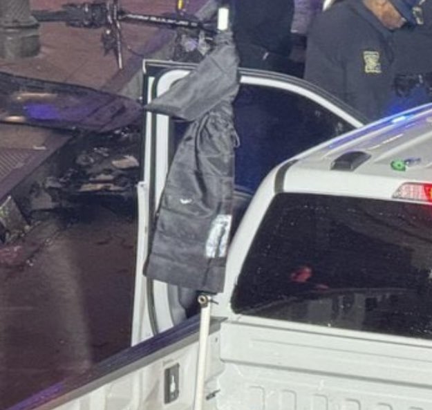 nicksortor's tweet image. 🚨 #BREAKING: The New Orleans attacker has been identified as 42-year-old Shamsud Din Jabbar, who had an ISIS flag, per NOLA

We also know now the rented truck contained explosives, and he was wearing full body armor.

We need to know WHY the FBI originally said this was NOT a…