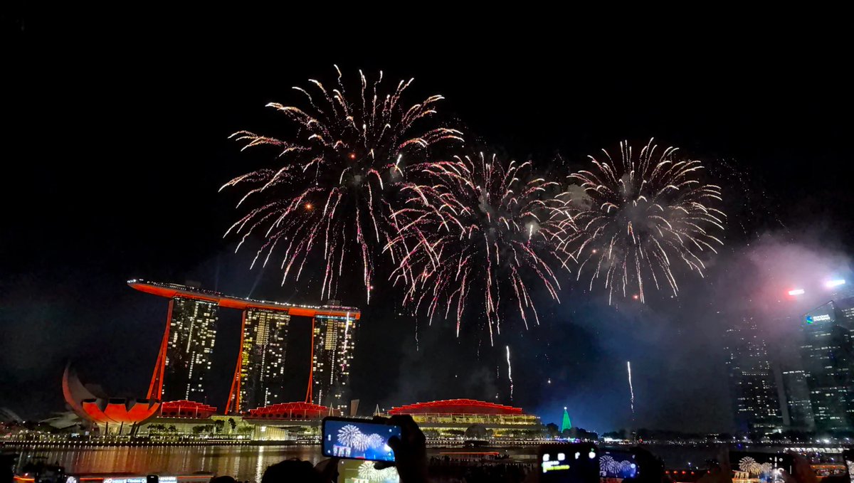 🎆 Feel the night sky of Singapore, the gorgeous fireworks show makes people excited! This city is full of vitality and dreams ✨ #Singapore