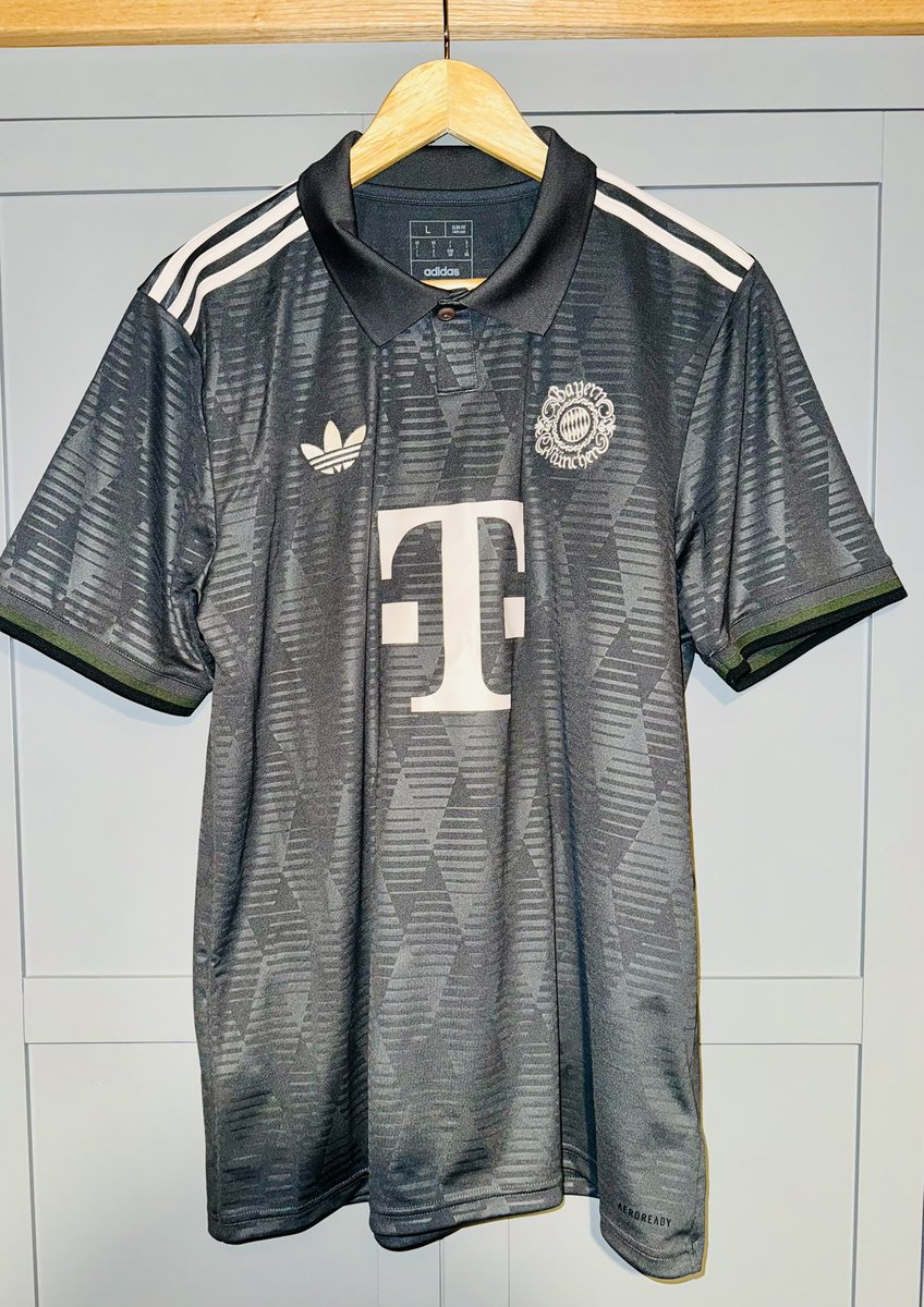 scousescrag23's tweet image. Gonna try & be a bit more active on here this year & show off my shirt collection as it deserves to be seen, will try & post a shirt or football related top every day 🤞🏻
1st up is my latest arrival which came today funnily enough, it’s so much better than I expected @FCBayernEN