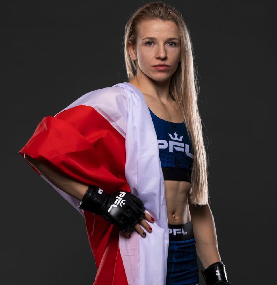 MMA_POLSKA_OFC's tweet photo. #HERKULESY
#MMA
#MMAAWARD
#SPORT
#NAGRODY
HERKULESY 2024
Kategorie:
Zawodnik roku
Zawodniczka roku
W wypadku tych nagród dodaliśmy kontendera bo było bardzo bliskie drugie miejsce.
Zawodnikiem roku zostaje MARCIN TYBURA
Można powiedzieć, że Marcin jest jak wino - im starszy tym lepszy. Kilka faktów o Marcinie w podsumowaniu jego roku i kariery:
*obecny numer 8 w rankingu UFC
* 2025 to będzie 9-ty rok Marcina w UFC
*Rekord 2-1 w UFC w 2024 + bonus POTN
*najwięcej walk ze wszystkich Polaków w UFC = 21
*najwięcej wygranych ze wszystkich Polaków w UFC = 13
Po następnej walce czy wygra czy przegra będzie TOP3 wagi ciężkiej w historii pod względem ilości walk/wygranych.
Mocnym kontenderem, który był tuż za plecami POTĘŻNEGO Marcina w 2024 był Rafał Haratyk - jak to mówi mój kolega "skromny chłopak z Podbeskidzia, strażak, który w klatce trzyma ręce na jajach by z całej siły wsadzić ci bombę, która urwie ci łeb"... Nie idzie się nie zgodzić. 3-0 w KSW w 2024 i styl walki, który chce się oglądać.
**************************************************************
Zawodniczką roku zostaje PAULINA WIŚNIEWSKA - pojawiła się znikąd - jeszcze 2 lata temu walczyła amatorsko, rok 2024 rozpoczęła z rekordem 1-0.
Dzisiaj ma 5-0, dzierży europejski pas PFL, daje świetne walki i pewnie może przebierać w ofertach a Przemysław tylko zaciera ręce. Idzie nowe!
Walki Pauliny chce się oglądać - kończy walki przed czasem, jest agresywna i świetnie miesza płaszczyzny.
Może to już czas na jakąś epicką ksywę typu "Wiśnia"?
Trzeba przyznać, że w głosowaniu deptała jej po piętach Wiktoria Czyżewska AKA Chica Toro, która ma ogromną rzeszę fanów na społecznościówkach i tak jak Paulina ma efektowny styl i dąży do skończeń przed czasem.
GRATULUJEMY ZAWODNIKOM!
DZIĘKUJEMY SPOŁECZNOŚCI!
@MarcinTybura
@ThePolishTank
@PrzemekMMA
@chicatoro2004
@ArtnoxArtur
@MMACartel