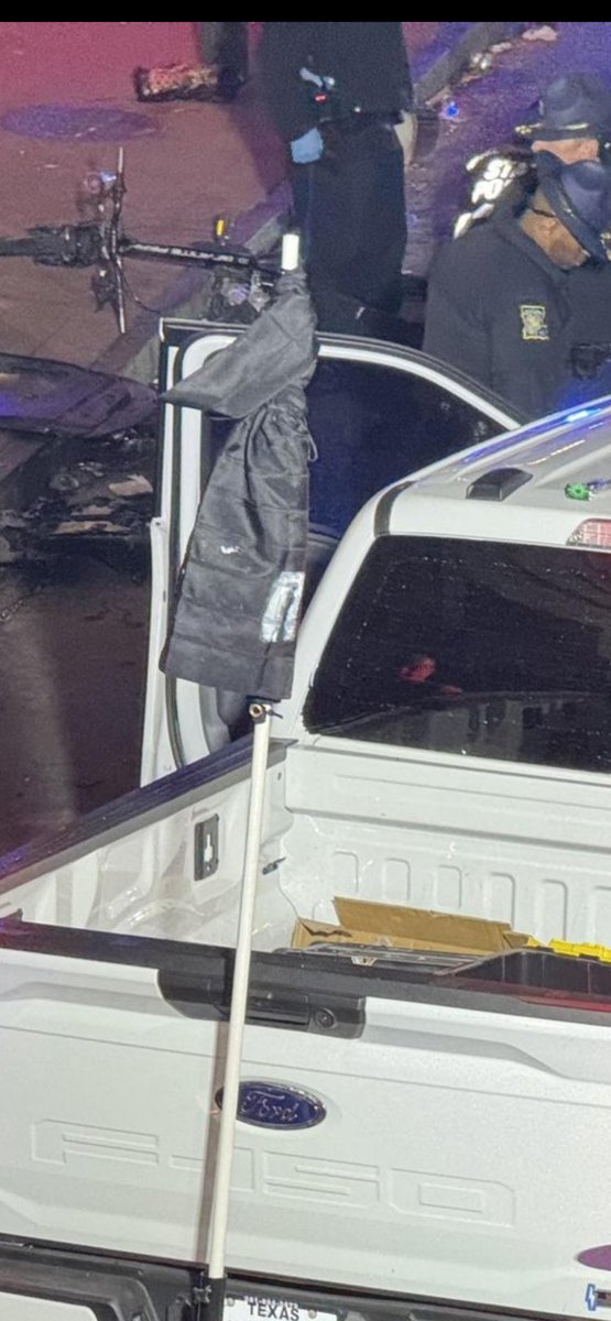 JeanMessiha's tweet photo. ⚠️ ALERTE ⚠️

L’ordure qui a foncé sur la foule à la Nouvelle-Orléans (#NewOrleans New Orleans) est un djihadiste islamique, membre de Daesh et infiltré aux Etats-Unis depuis le Mexique.

Son nom est Shamsud Din Jabbar et il a 42 ans.

Il transportait le drapeau de l’Etat islamique à bord de son pickup.

23 morts innocents et des dizaines de blessés dont beaucoup dans un état critique.

Bravo à la police américaine d’avoir éliminé cette crevure.