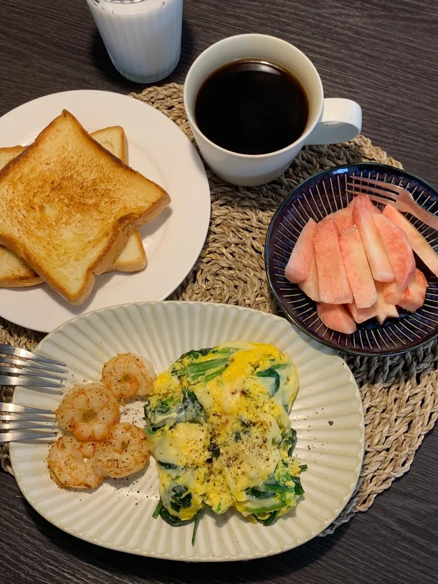 …です
出張から帰って週末ゆっくりしました
本当にいいですね気が怠くなってブランチを作ってのんびりしています

🥨
▪️ほうれん草のチーズエッグです🧀🥚🍳
▪️バター焼きトースト🍞です
▪️ピーチ&lt;s:2&gt; +コーヒー&lt;s:1&gt;️です
