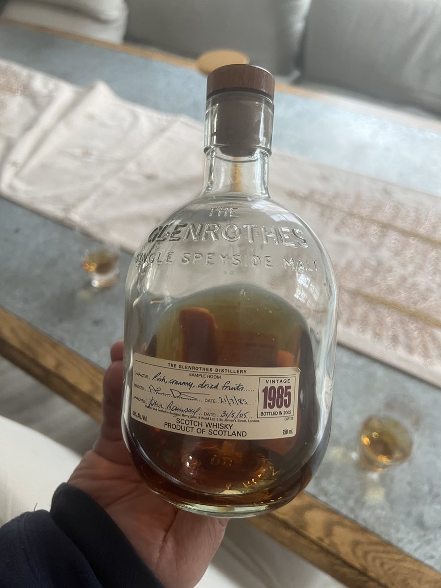 whiskycast's tweet photo. #FirstDram of 2025 is the Glenrothes 1985 bottled in 2005 at 20 years old. Figured it was appropriate to drink it 20 years after bottling and 40 years after it was distilled. Happy New Year! https://t.co/cOhR9s3LQR
