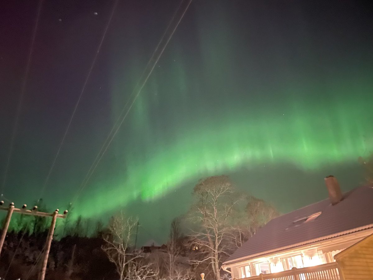SavantOfficial's tweet photo. Crazy Aurora Borealis outside! https://t.co/Q446H6Hul6
