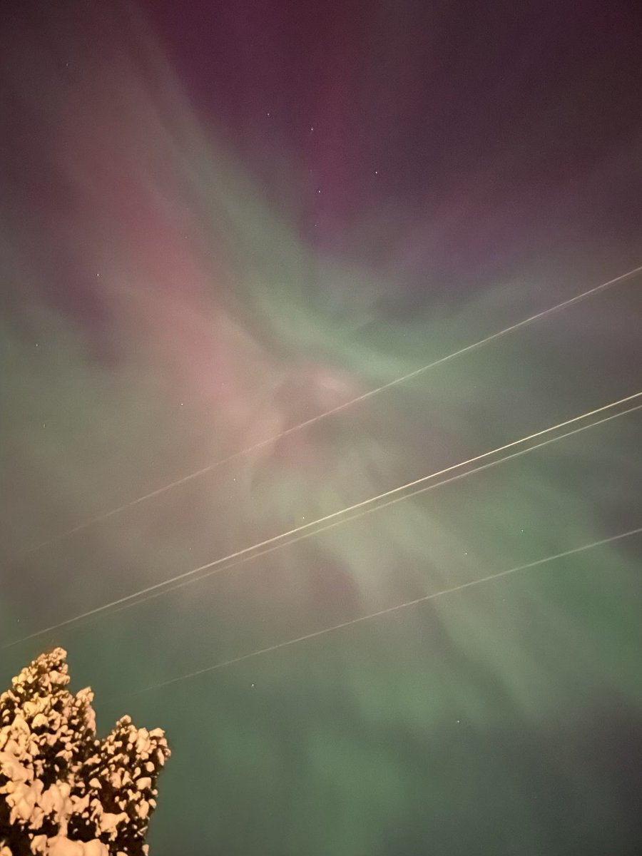 SavantOfficial's tweet photo. Crazy Aurora Borealis outside! https://t.co/Q446H6Hul6