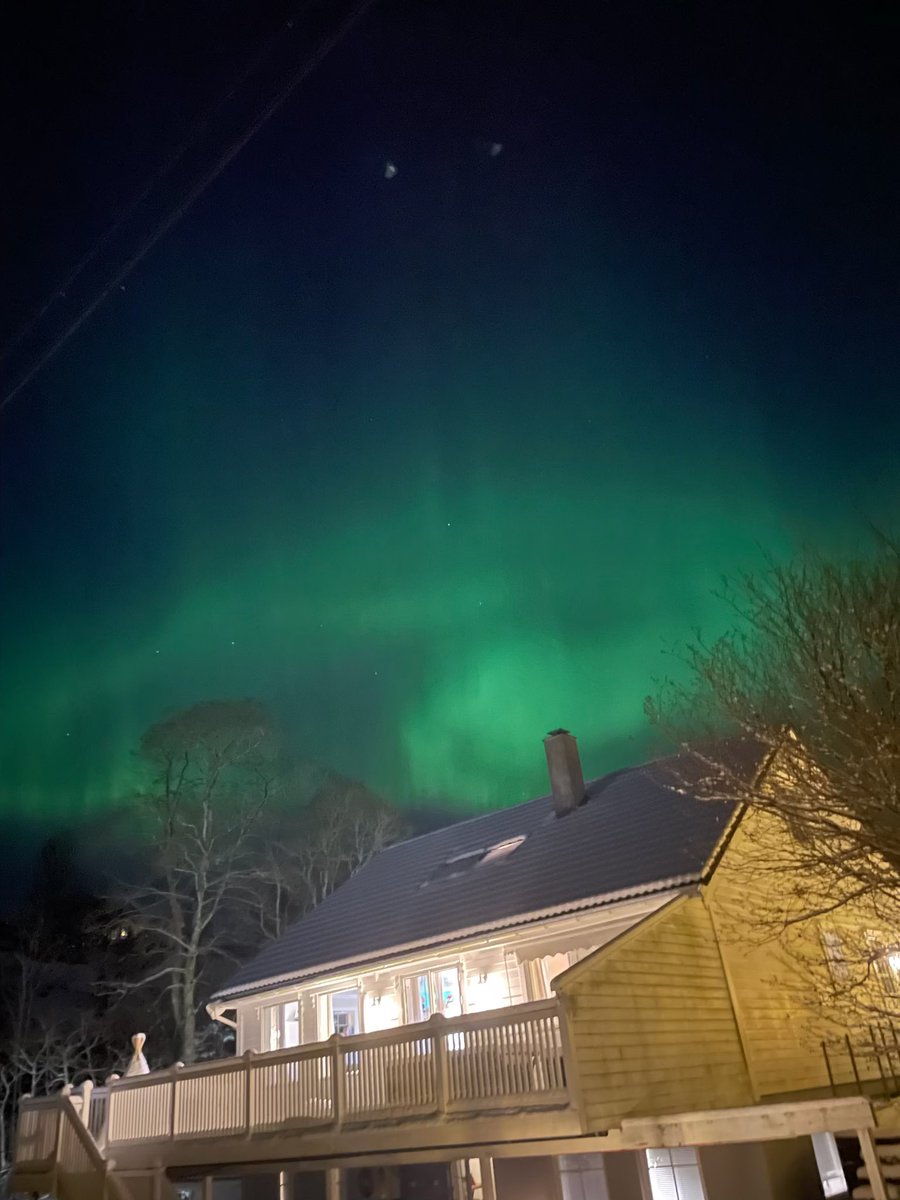 SavantOfficial's tweet photo. Crazy Aurora Borealis outside! https://t.co/Q446H6Hul6