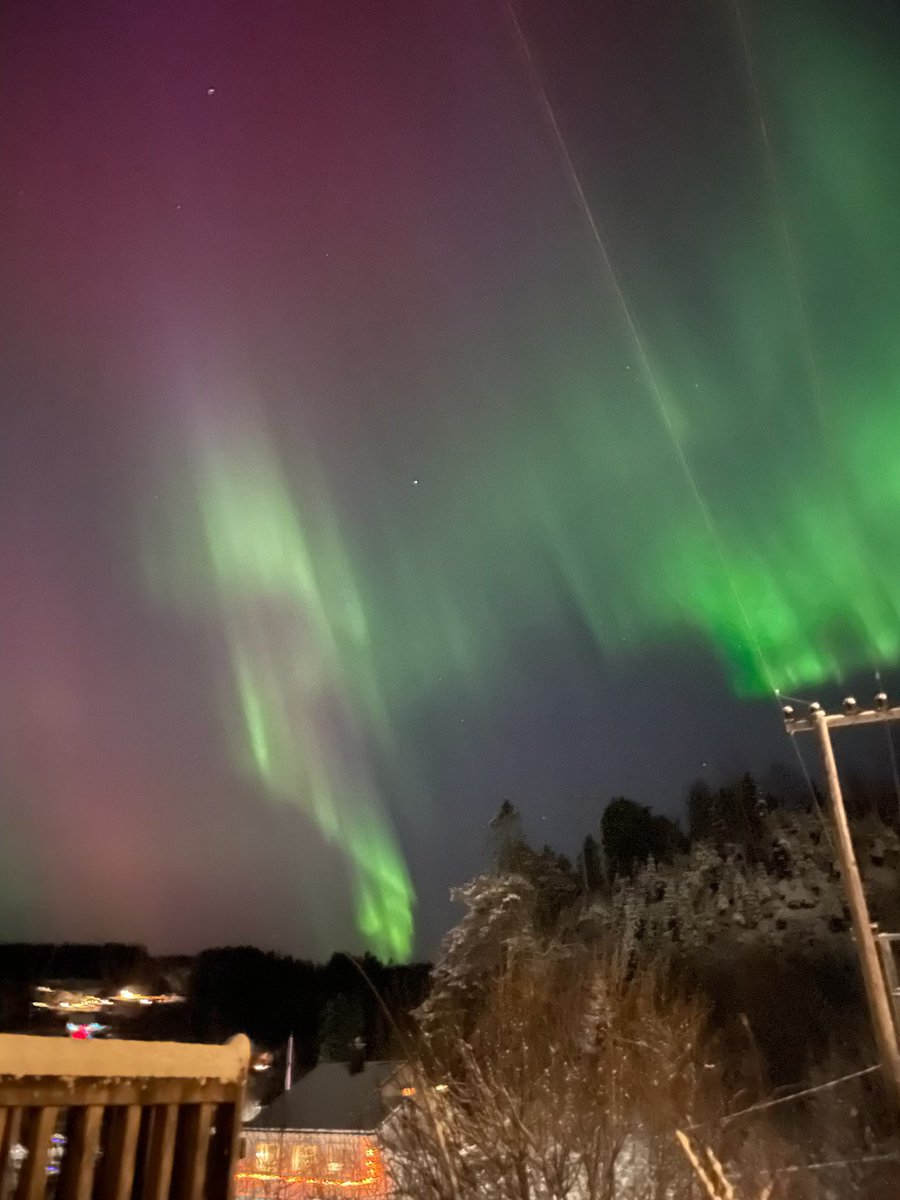 SavantOfficial's tweet photo. Crazy Aurora Borealis outside! https://t.co/Q446H6Hul6