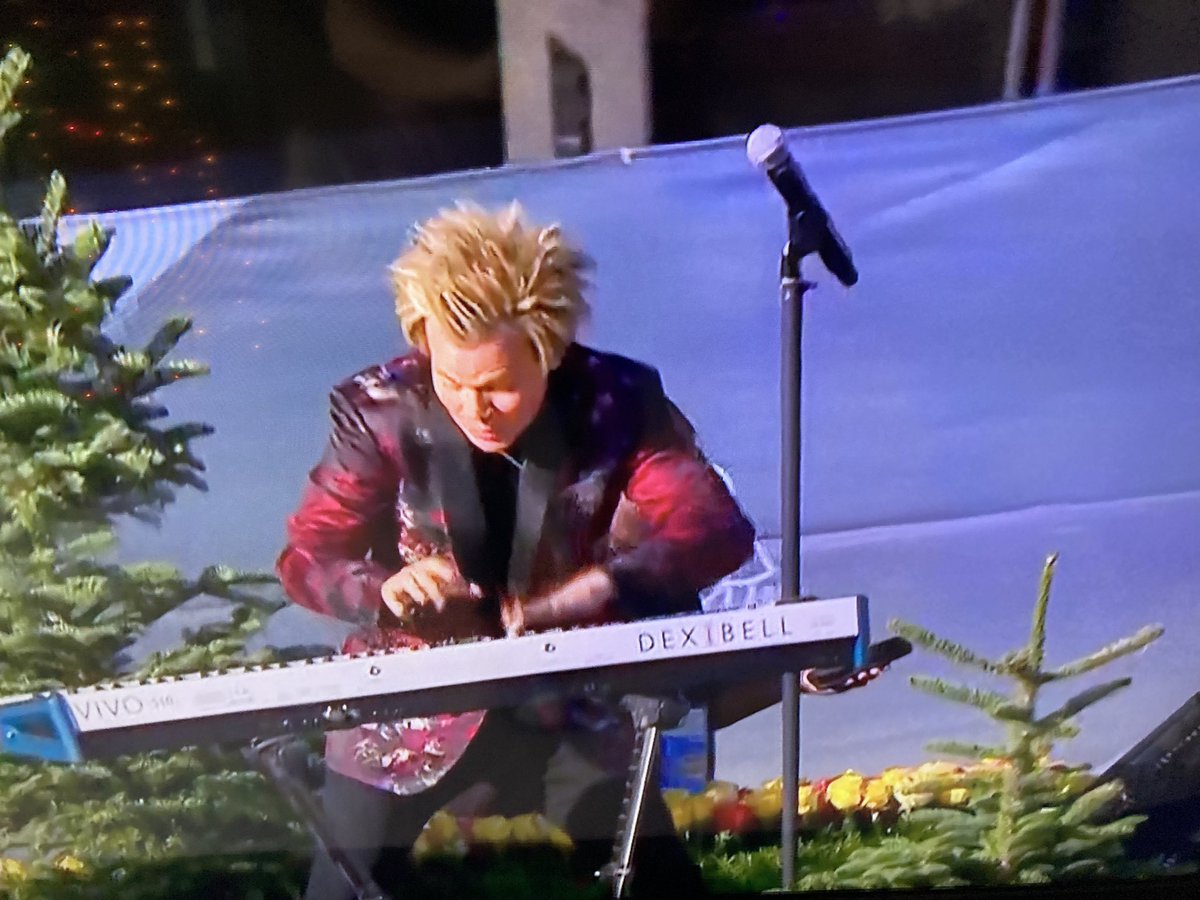 MassArt_Images's tweet photo. @brianculbertson is bringing it at the 2025 #RoseBowlParade on @enjoyillinois float! #StayWitIt https://t.co/xeXceXf75Z