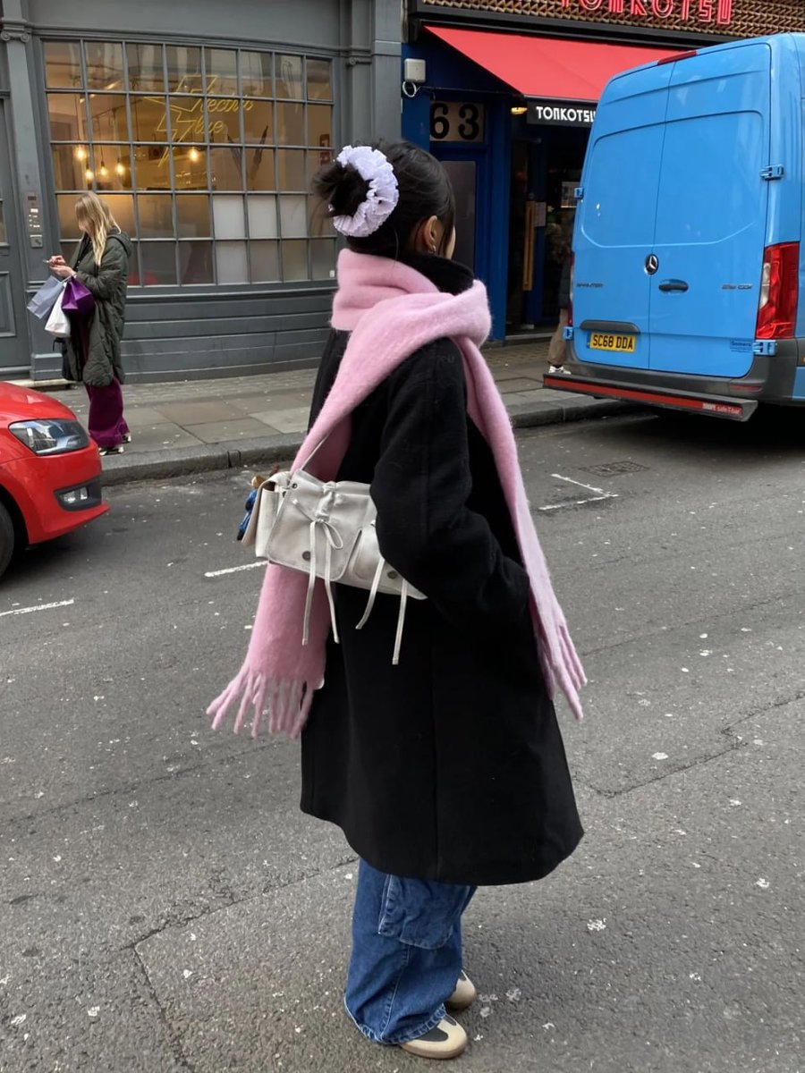 Pink perfection! This cozy coat and scarf combo is giving me major street style goals 🥰