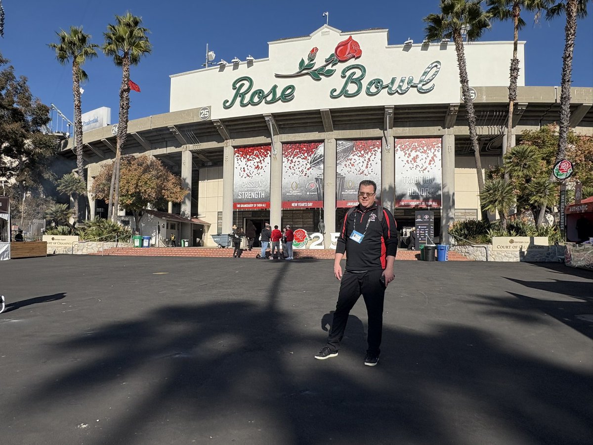 CedarvilleNews's tweet photo. What a great opportunity for lifelong @OhioStateFB fan, @cedarville Professor and reporter for @PressProsMag @jw_gilbert to cover the Buckeyes at the @rosebowlgame. #GoOregon! https://t.co/DosQM2agBy