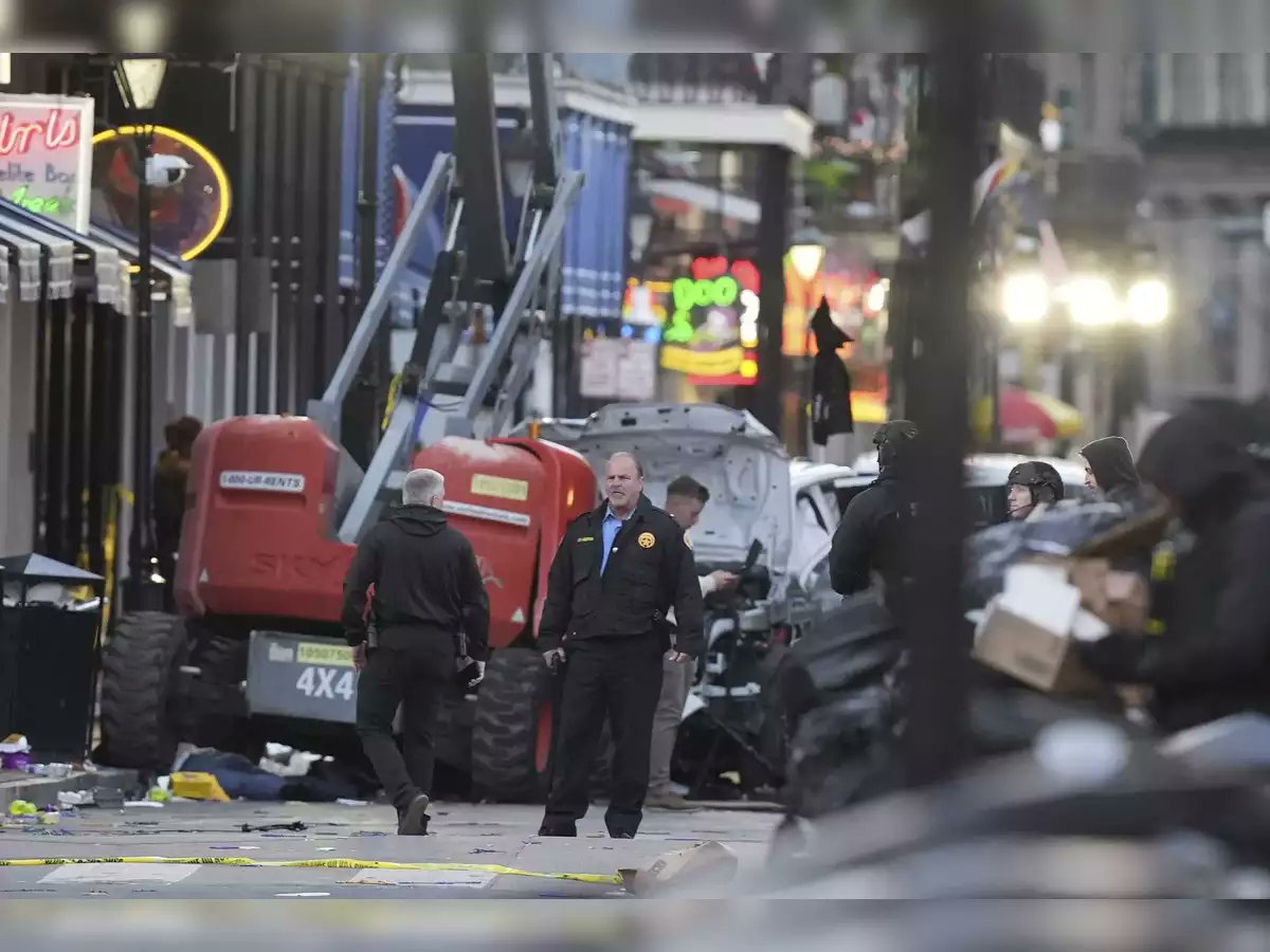 APT__News's tweet photo. BREAKING NEWS LIVE | Shamsuddin Din Jabbar Identified as the New Orleans Vehicle Attack | US News
#NewOrleans #US #Biden #VehicleAttack #BourbonStreet https://t.co/AvWYvnHaea