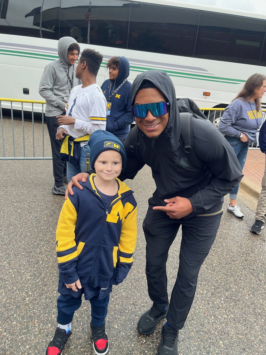 Lachman_1's tweet photo. @AKarsch_UM Team 145 is the best! 
You are all like family!💙
Go Blue !〽️ 
Can’t wait to be back soon to see everybody! 💛
Can’t wait for Team 146 smash!!!👊🏻 https://t.co/ykDEyH30gz