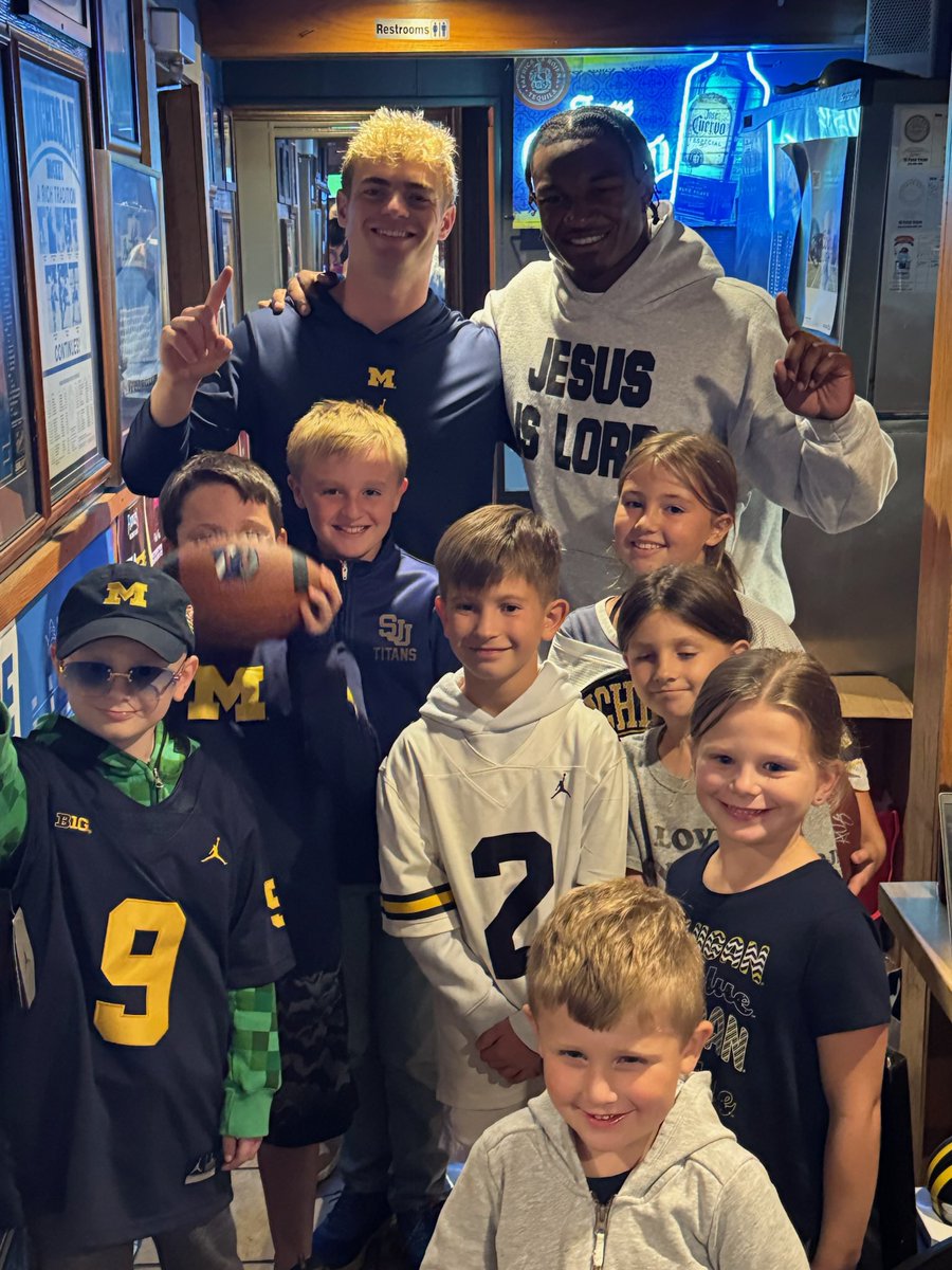 Lachman_1's tweet photo. @AKarsch_UM Team 145 is the best! 
You are all like family!💙
Go Blue !〽️ 
Can’t wait to be back soon to see everybody! 💛
Can’t wait for Team 146 smash!!!👊🏻 https://t.co/ykDEyH30gz
