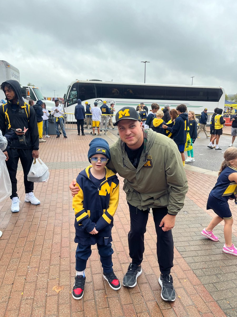 Lachman_1's tweet photo. @AKarsch_UM Team 145 is the best! 
You are all like family!💙
Go Blue !〽️ 
Can’t wait to be back soon to see everybody! 💛
Can’t wait for Team 146 smash!!!👊🏻 https://t.co/ykDEyH30gz