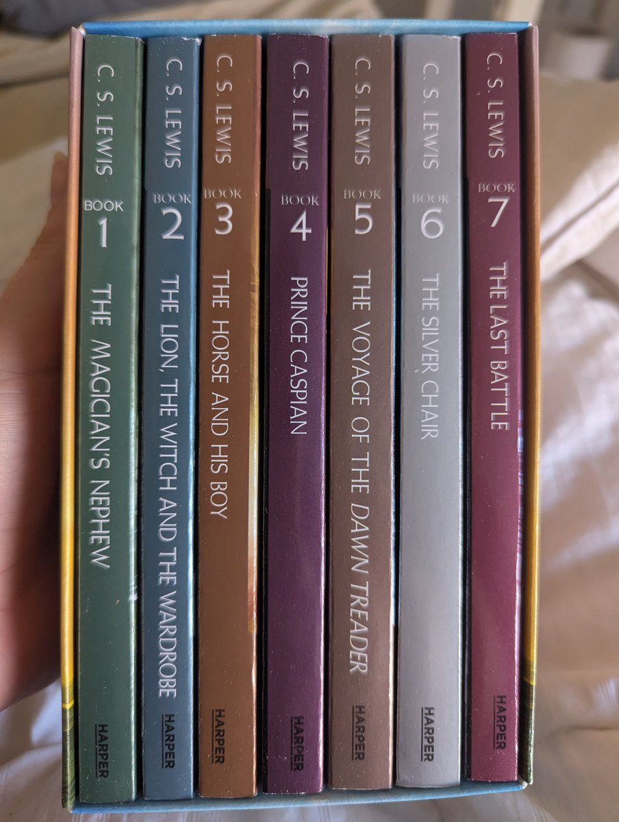 Listen I'm not usually about defacing book covers but I will absolutely be taking a sharpie to these in order to fix this devastatingly horrible ordering that has apparently now become standard 😑