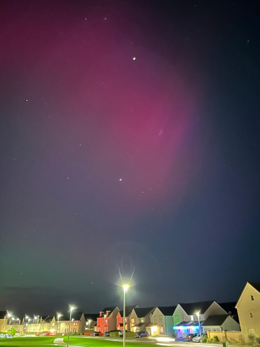 There are confirmed sightings of the aurora around the UK right now. If you have clear skies in your area then look up and you might just get a display of the Northern Lights to welcome in 2025!

Aurora activity update via:
geomag.bgs.ac.uk/education/curr…

📷: @mgs_geog