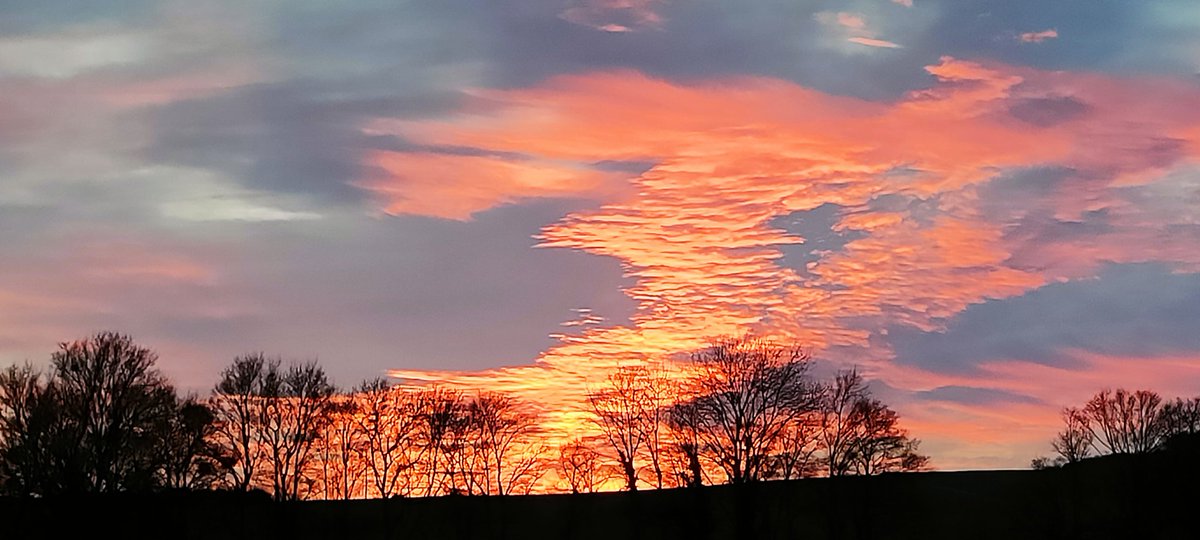 Whymper75's tweet image. Des ☁️, juste des nuages ok les fragiles du bulbe.
#2025
#FirstSunset