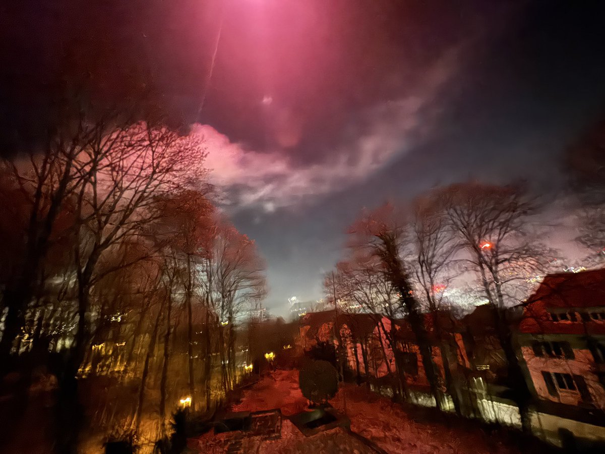 A_Hemeling's tweet photo. Frohes Jahr 2025! Irgendwo in einem „Grün“ regierten Bundesland &amp; Stadt in Deutschland. Lassen wir einfach  die Albernheiten in 2025 beiseite, wie etwa Böllerverbot, Musk-Bashing &amp; Ähnliches, konzentrieren uns auf die wirklich wichtigen Dinge für uns alle &amp; die Zukunft Europas https://t.co/9B2Di0CMWE