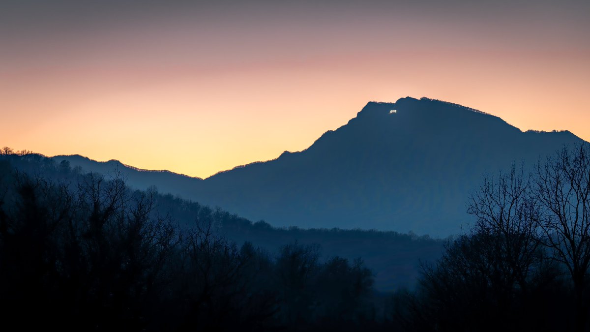 jordi_olot's tweet photo. Bon any 2025, que us guiï una bona estrella!
#photography
#landscapephotography https://t.co/1TuGZANbco