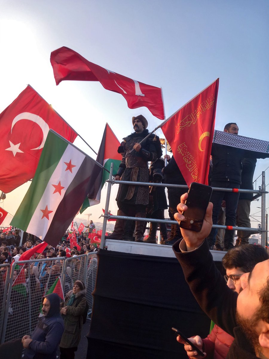 Bir güneş doğuyor