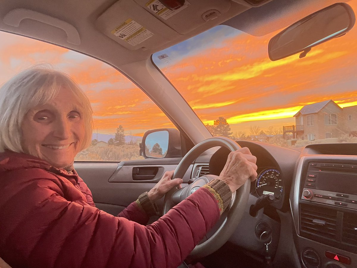 naomiwgrossman's tweet photo. Sunset on 2024.✌🏼Auspicious sign for 2025. 🙏🏼 Ending the year surrounded by next-level views &amp; company. 😍🌞🌚🥂 #happynewyear #newmexicosunset #lovemymom https://t.co/gehEzOwnX6