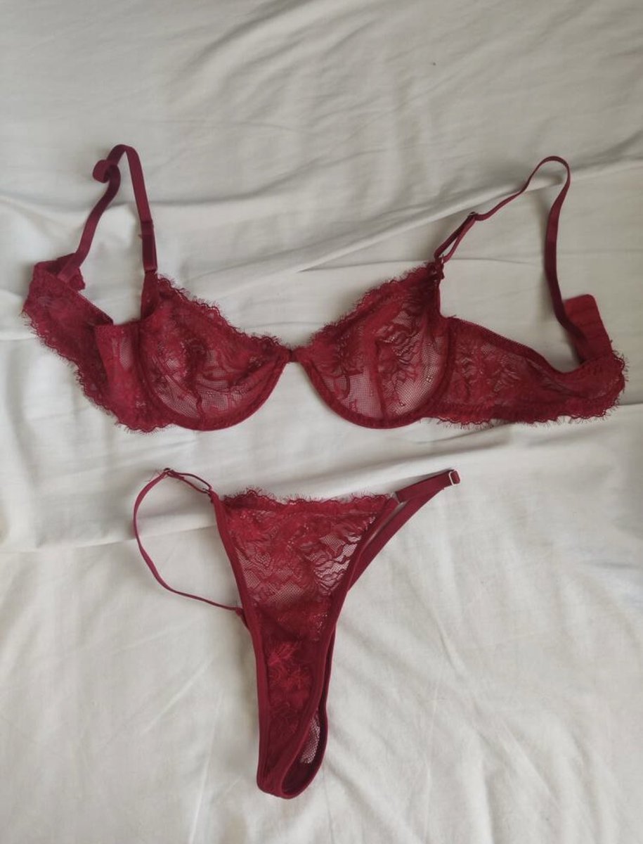 LuciaJM8's tweet photo. Ropa interior roja para empezar el año.. vosotr@s tambien? Dm si quereis verlo puesto😜💌💌🏳️‍🌈🏳️‍🌈#dm #anonuevo2025 #sexy #bi https://t.co/Mdi8BBliPY