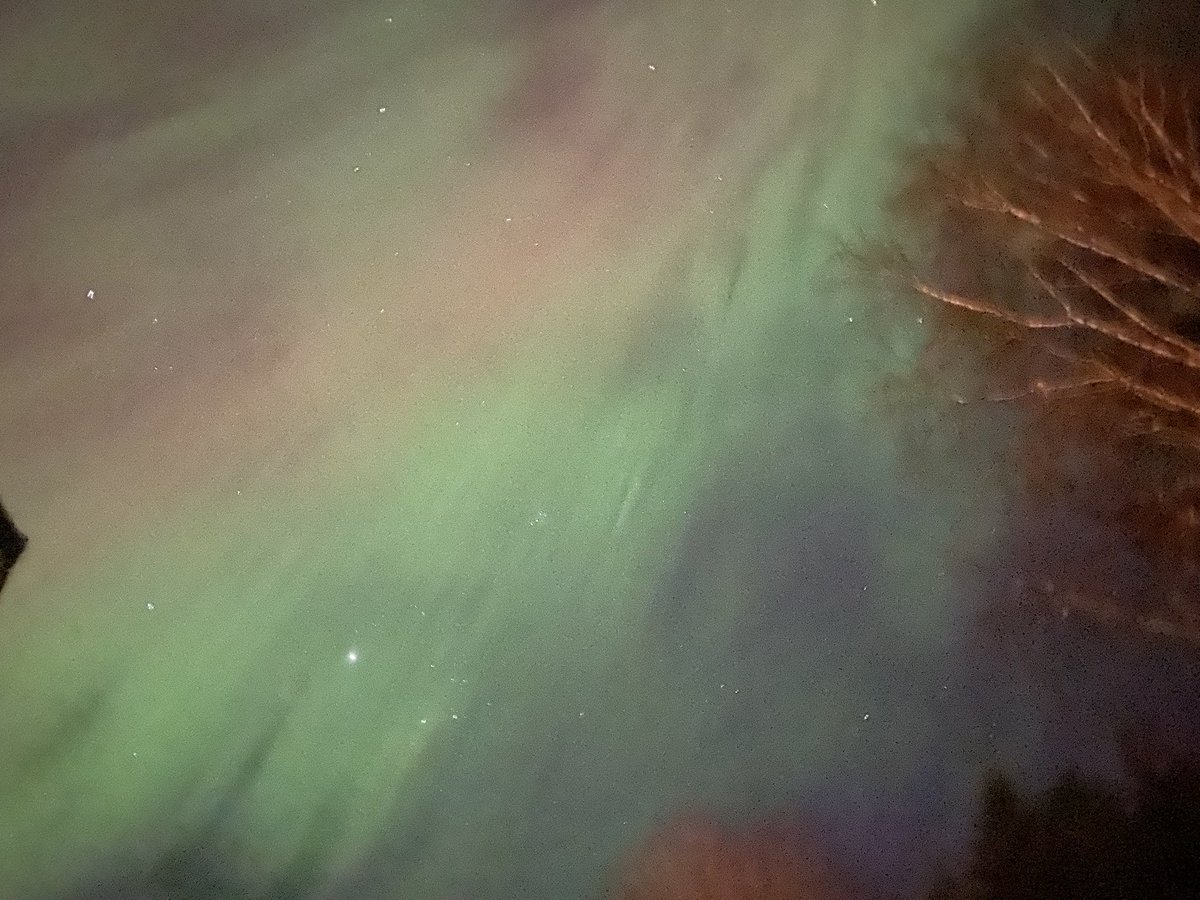 sharkauby's tweet photo. northern lights:D https://t.co/PovUdRTq3x