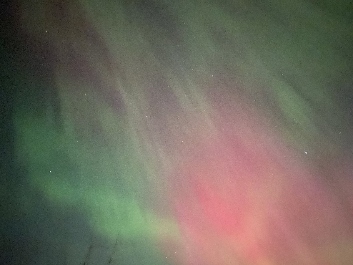 sharkauby's tweet photo. northern lights:D https://t.co/PovUdRTq3x