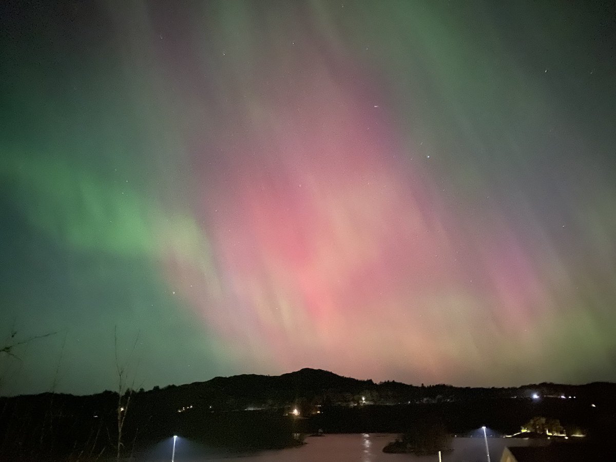 sharkauby's tweet photo. northern lights:D https://t.co/PovUdRTq3x