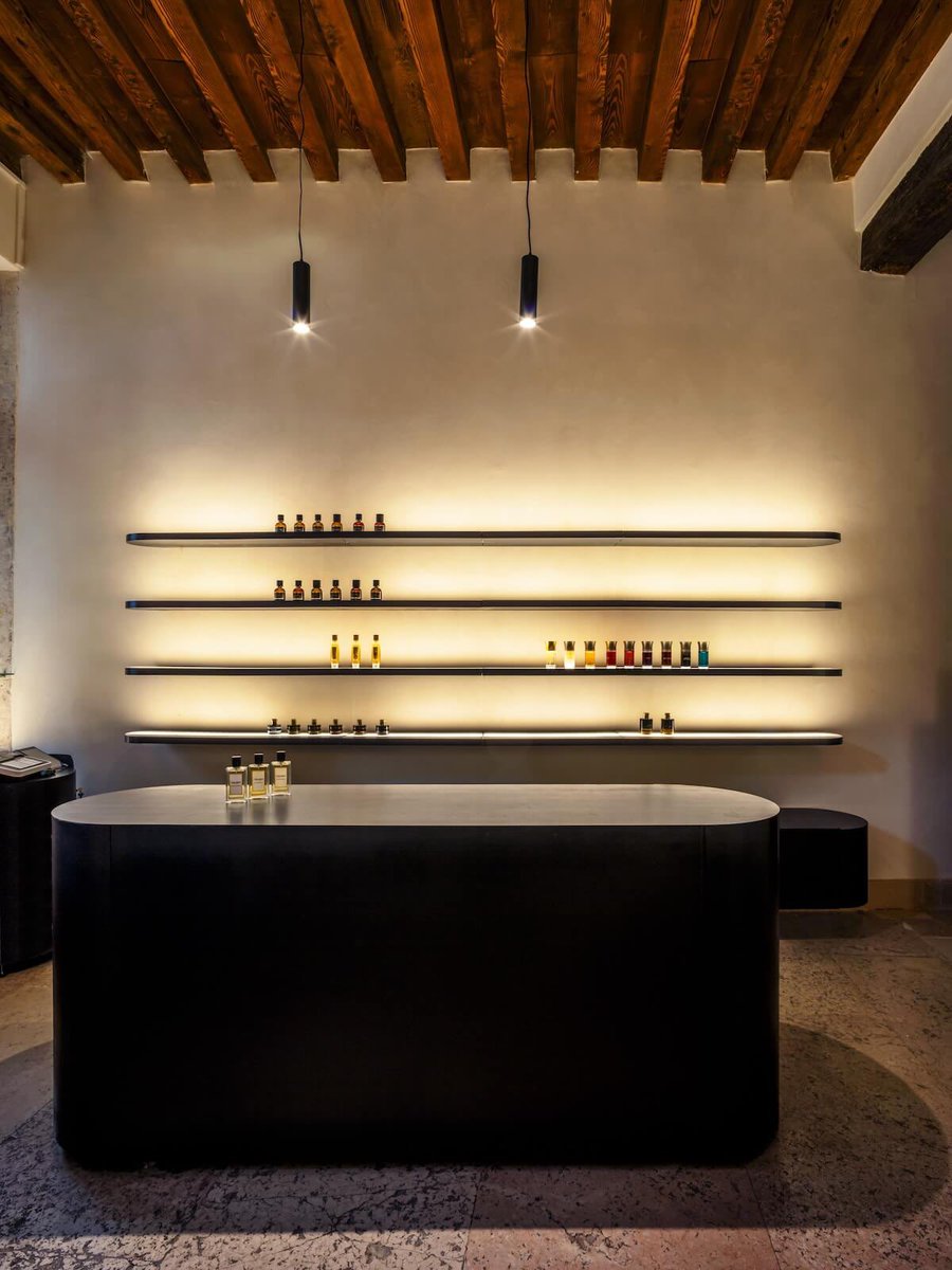 suzybydesign's tweet photo. “P di Profumo” fragrance store designed by Marco Gregori, Nicolò Lollo and Paola Zuin in Vicenza, Italy https://t.co/4ULVvv4VMn