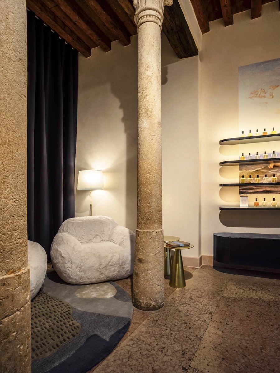 suzybydesign's tweet photo. “P di Profumo” fragrance store designed by Marco Gregori, Nicolò Lollo and Paola Zuin in Vicenza, Italy https://t.co/4ULVvv4VMn