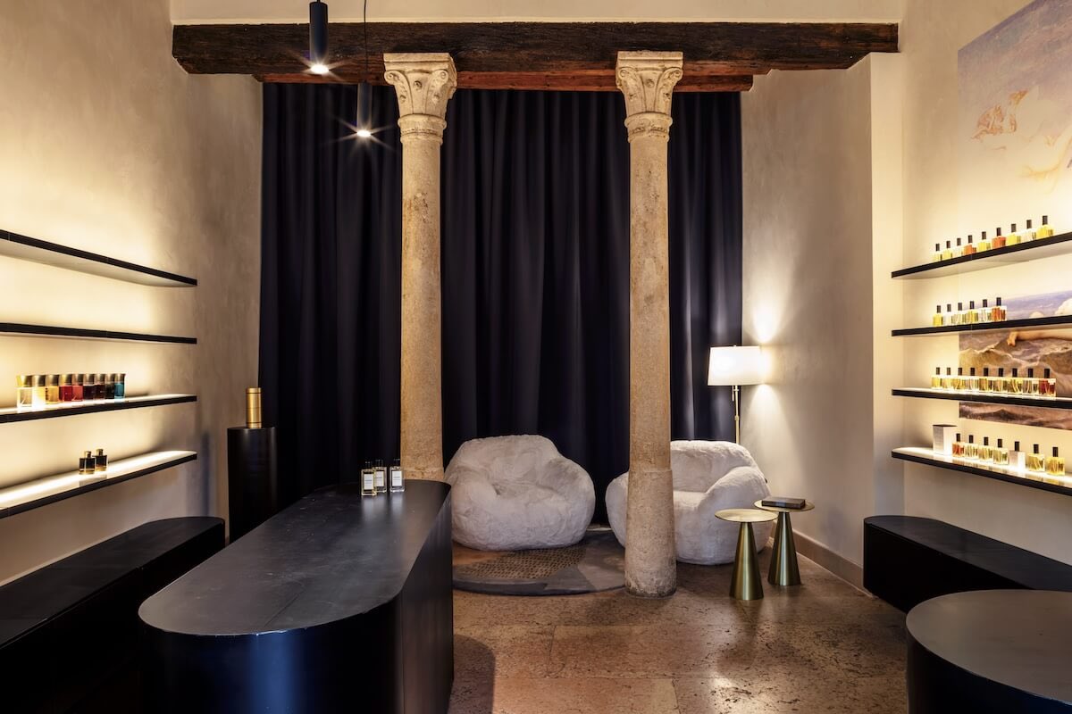 suzybydesign's tweet photo. “P di Profumo” fragrance store designed by Marco Gregori, Nicolò Lollo and Paola Zuin in Vicenza, Italy https://t.co/4ULVvv4VMn