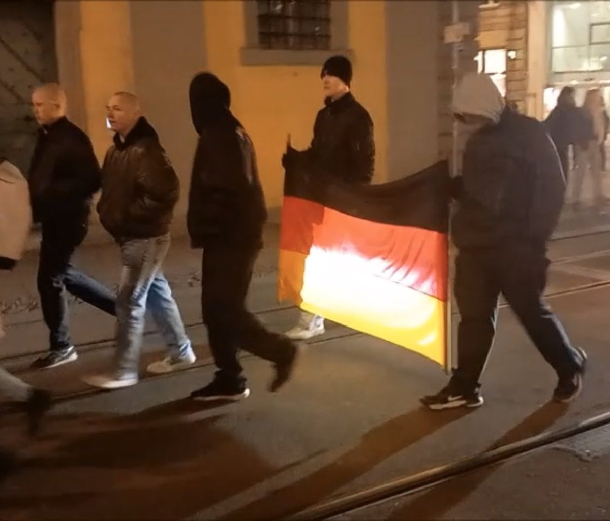 TassiloTimm's tweet photo. Einer unserer Plakatiertrupps wurde am Montag von Faschisten in Erfurt-Herrenberg bedroht.

Die selben tauchten dann abends beim sog. Montagsspaziergang von "Freies Thüringen" auf

Alle Antifaschisten, die in den nächsten Wochen im Wahlkampf aktiv sein werden: passt auf euch auf! https://t.co/pXrKhgLWfU