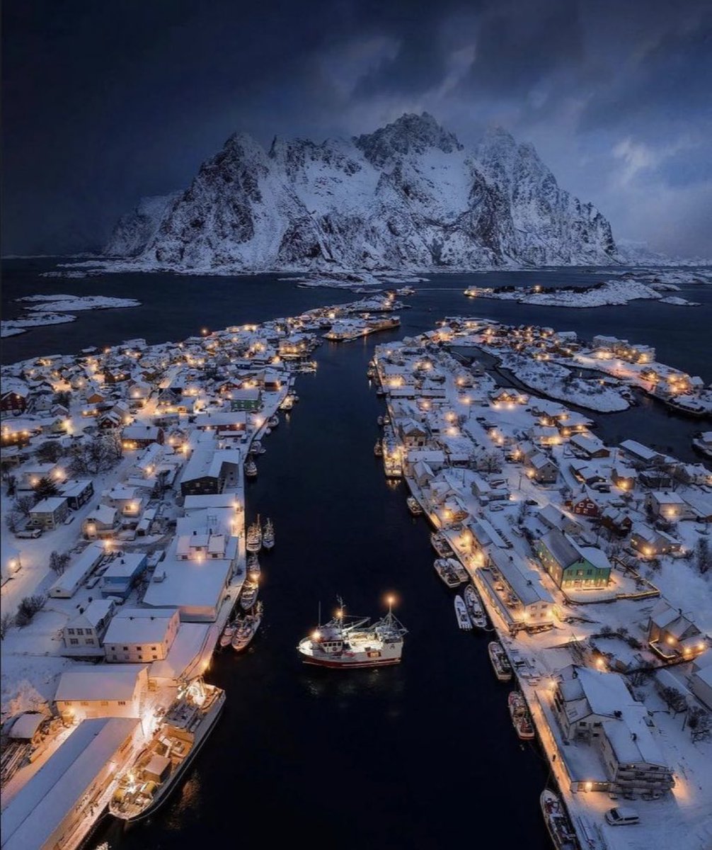 viewsoff's tweet photo. Lofoten, Norway 🇳🇴 https://t.co/LeAvBnl5DM