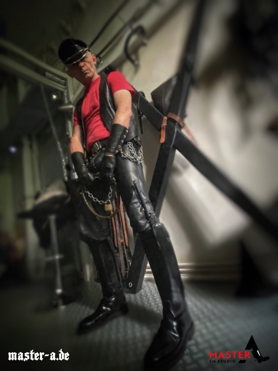 MasterAlexBln's tweet photo. Auf die Knie! 2025 MasterA sprüht vor Leidenschaft und Lust – aber nur für die, die meine Zeit wert sind. Überlegt gut: Es wird schmerzhaft, aber absolut leidenschaftlich.
#BDSM #Dominance #Berlin #Master https://t.co/B5abtpDlzG