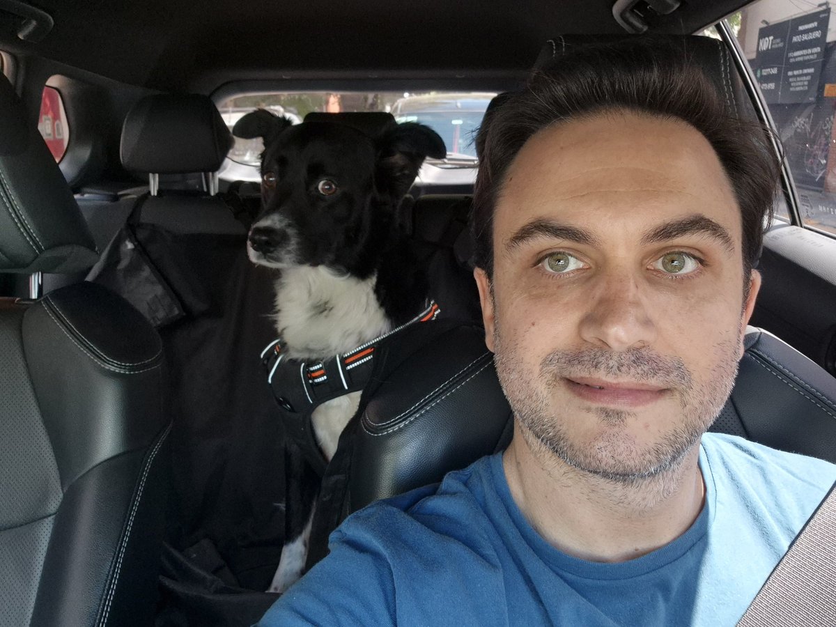[AHORA] Marra, en el auto junto a su perro "Amico Estoico". 📸
