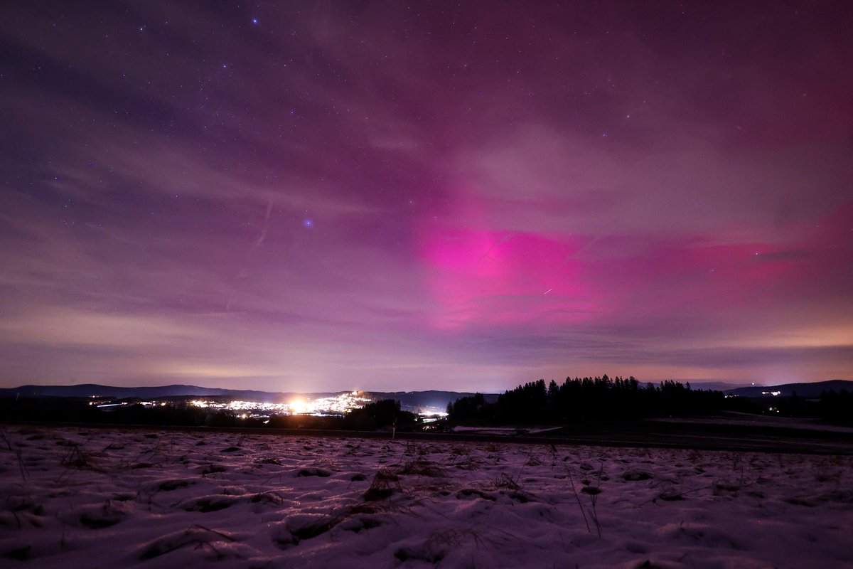 gewitterjaegert's tweet photo. Geomagnetischer Sturm sorgt aktuell für Polarlichter bis in den Alpenraum. 
Aufgenommen im Bayrischen Wald vor etwa 20 Minuten. 
Die Aurora Borealis ist auch schwach visuell sichtbar. https://t.co/zVtM2B4YYv