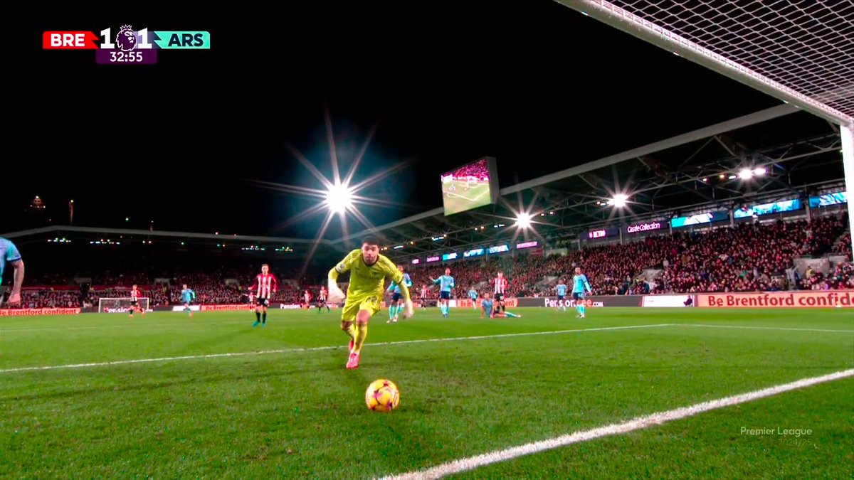 premierleague's tweet photo. David Raya's mistake almost left Arsenal trailing 2-0... Only for them to go up the other end and score 59 seconds later! 

#BREARS https://t.co/P4YD0NjhvH