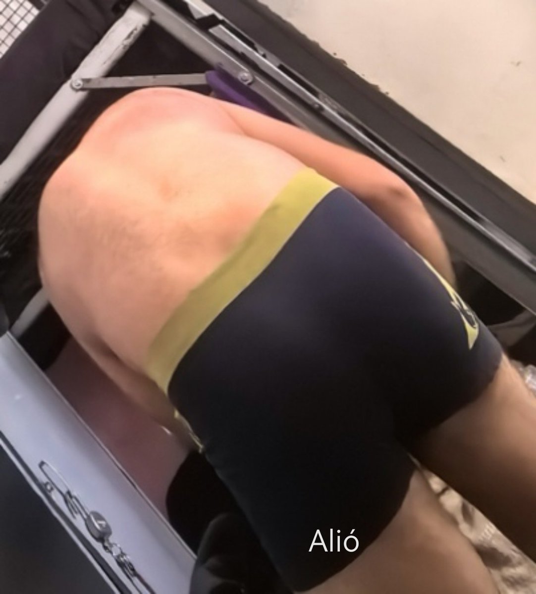 Mi cmt acabado de bañar antes de irse Franco, tiene 42 años 😋😋 yo acotado viéndolo 😛😛