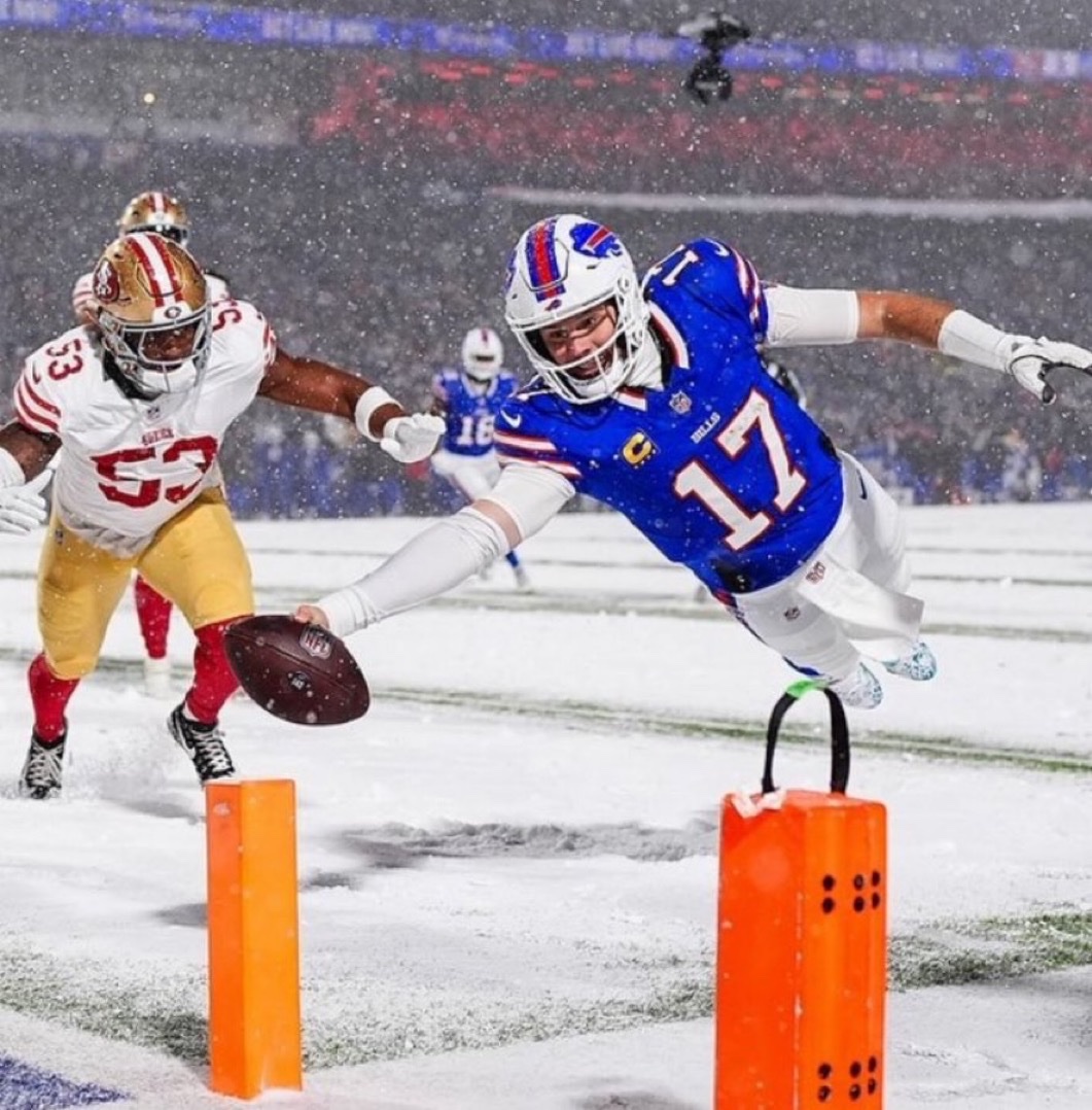 MLFootball's tweet photo. 11) JOSH ALLENS INSANE DIVING TOUCHDOWN CATCH IN THE SNOW https://t.co/6gdrPWkyG5