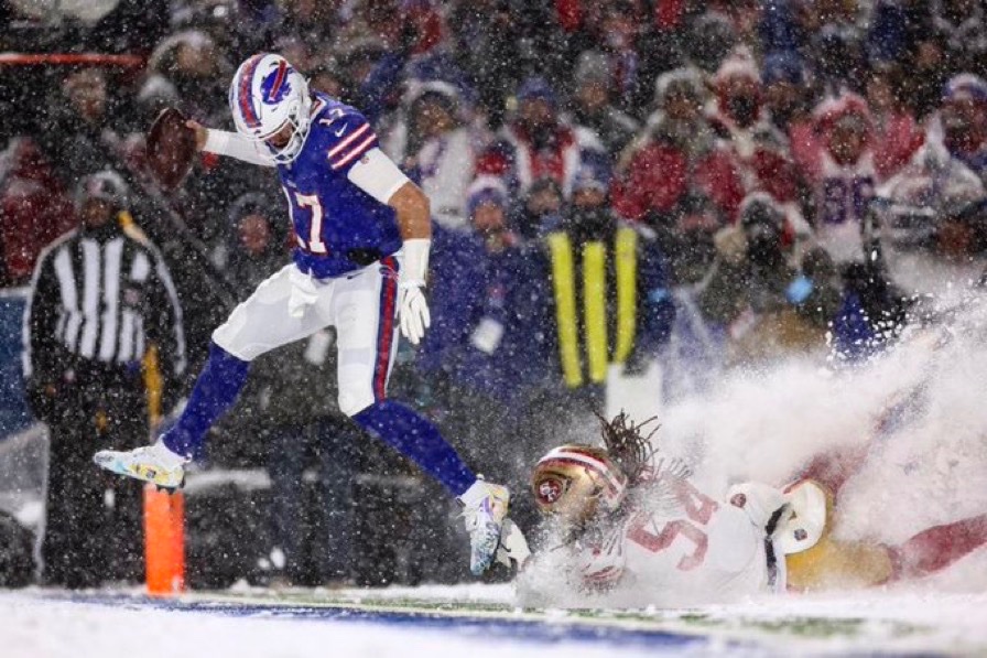 MLFootball's tweet photo. 14) ANOTHER BEAUTY OF JOSH ALLEN IN THE SNOW. https://t.co/qdioGDWaKn
