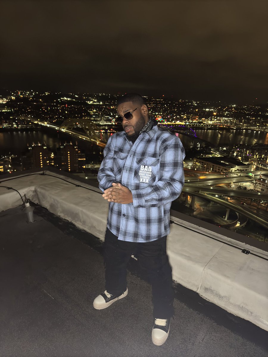 iam_DJRECKLESS's tweet photo. Apply pressure when they see me they know what time it is
happy new year 🎆🎈🎊 from your favorite 🤔 man I got to get dis line right lol 😂 2025 here I come all gas no breaks #happynewyear #newyear #newgoals #imhim #instagram #2025 #newpost #firstpostoftheyear #allgasnobrakes https://t.co/gaUgPBtIW5