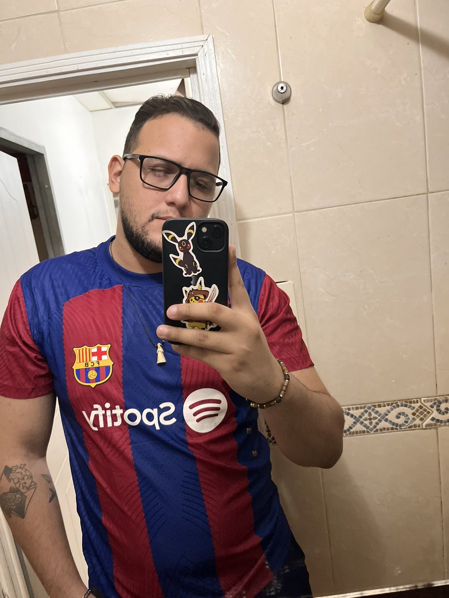 RichardRGP31's tweet photo. No saben lo feliz que soy cuando me compro camisas del Barça ♥️💙 https://t.co/8S2Ywk0lmx