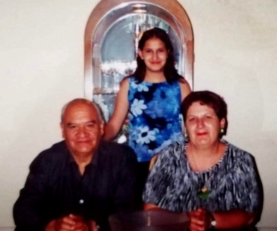 pattygmiranda's tweet image. Como cada inicio de año, vengo a ver a mis padres a recordarles que JAMÁS me daré por vencida, ahhhh (y  que ya tienen a una hija Doctora), gracias al esfuerzo que pusieron ambos en mi. Siempre en mi ❤️ y mi 🧠. 2️⃣0️⃣2️⃣5️⃣ #LosAmo